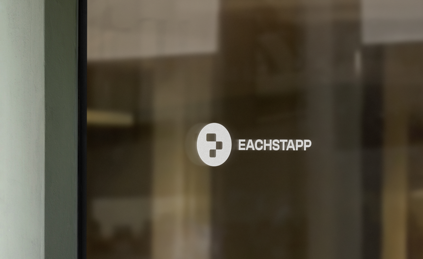 Eachstapp logo on a window – Eachstapp logo sur une fenêtre