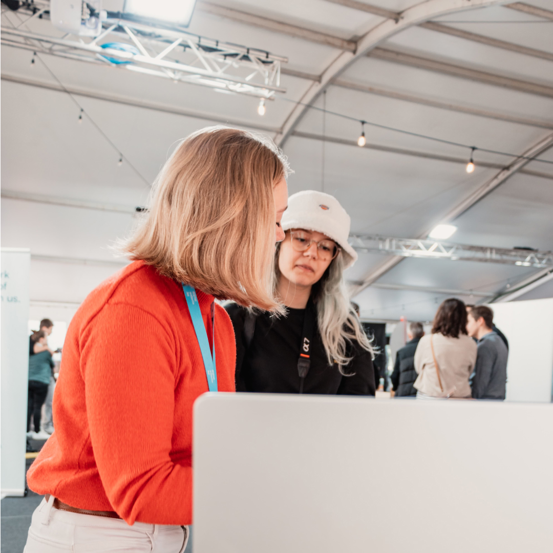 Aperçu d'une personne qui teste la Réalité Augmentée au TRAKK, à Namur – Overview of a person testing Augmented Reality at TRAKK, in Namur